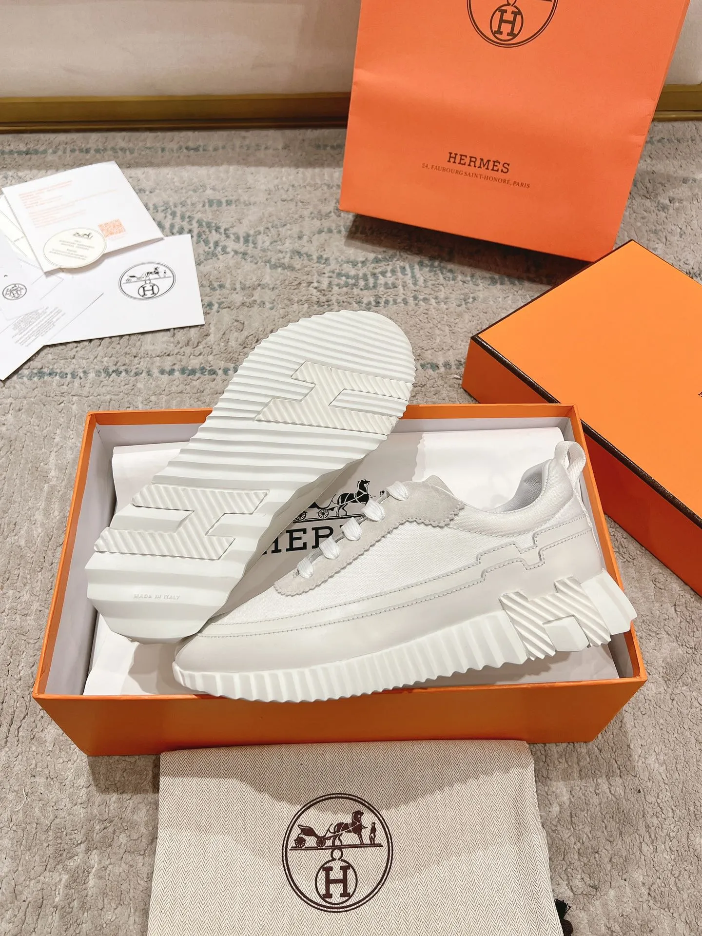 👟👟Ex-factory price 640👟👟 ‼ ️Top version 2024ss Hermès/Hermès new arrival in early autumn, casual shoes for couples👟Color-blocking design MM style, advanced fashion, simple and advanced, casual matching, very light and comfortable on the feet 🔘Upper: suede/cowhide 🔘Inner: sheepskin 🔘Outsole: original PU foam molding outsole 🔘Number of sizes: Women’s size 35-42 (40.41.42, custom made, non-refundable) Men’s size 39-46 (45.46, custom made, non-refundable) 🎁Original exquisite packaging